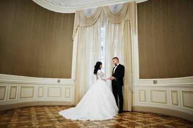 Elegance düğün çift aşık birlikte perdeler üzerinde.