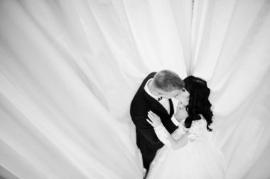 Elegance düğün çift aşık birlikte perdeler üzerinde.