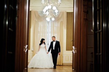 Zengin evlilik çift ceilin üzerinde altın lamba ile Kraliyet odasında