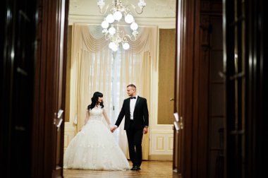 Zengin evlilik çift ceilin üzerinde altın lamba ile Kraliyet odasında