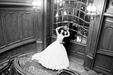 Muhteşem Düğün çifti yeni zengin ahşap Kraliyet Sarayı'nda evlendiği.