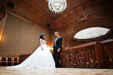 Muhteşem Düğün çifti yeni zengin ahşap Kraliyet Sarayı'nda evlendiği.