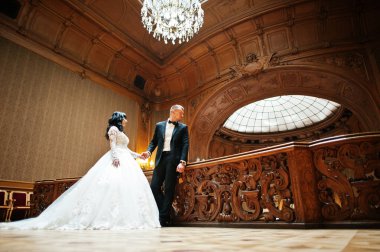 Muhteşem Düğün çifti yeni zengin ahşap Kraliyet Sarayı'nda evlendiği.