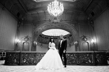 Muhteşem Düğün çifti yeni zengin ahşap Kraliyet Sarayı'nda evlendiği.