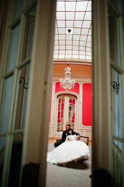 Şık düğün Sarayı'nda kırmızı Oda Çift.