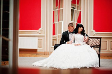 Şık düğün Sarayı'nda kırmızı Oda Çift.