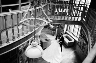 Eski ahşap Kütüphanesi'nde düğün günü düğün Çift.