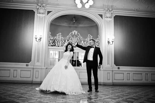 Magnífico casal de casamento no quarto real com muitos espelhos . — Fotografia de Stock