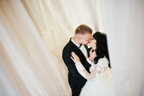 Elegancia boda pareja en cortinas en el amor juntos . — Foto de Stock