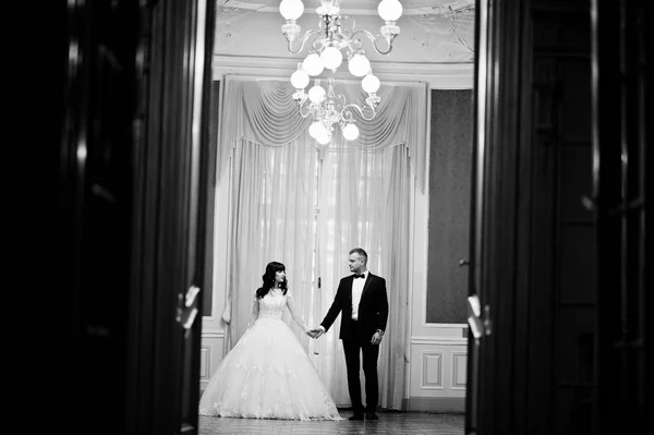 黄金のランプ、ceilin のロイヤル ルームで豊富な結婚式のカップル — ストック写真