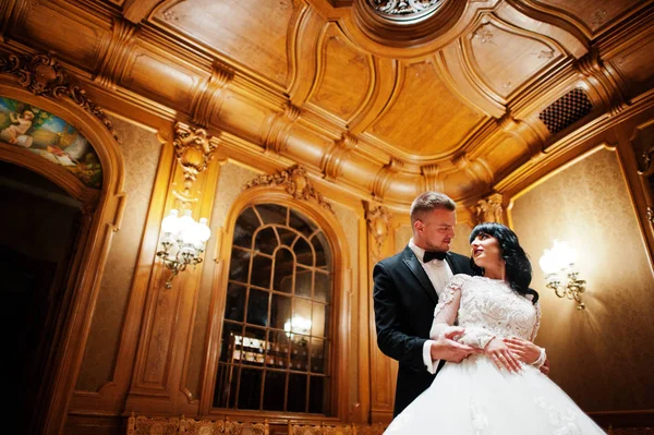 Impressionante matrimonio coppia coperta ricca camera reale con boschetto classico — Foto Stock