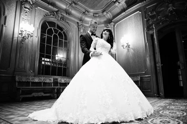 Impresionante pareja de boda interior rica habitación real con woode clásico —  Fotos de Stock