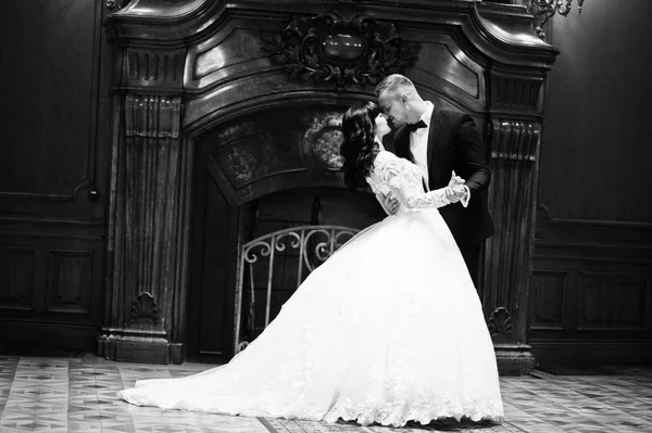 皇家婚礼情侣背景大石壁炉在 palac — 图库照片