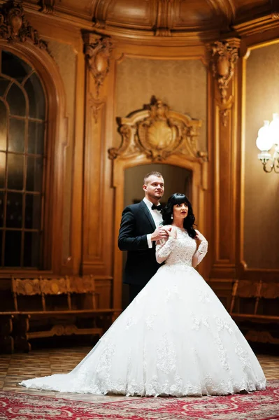 Awesome bröllop par inomhus rika kungliga rum med klassiska woode — Stockfoto