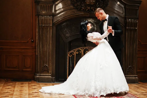 Königliches Hochzeitspaar im Hintergrund großer Steinkamin im Palast — Stockfoto