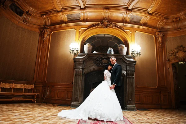 Königliches Hochzeitspaar im Hintergrund großer Steinkamin im Palast — Stockfoto