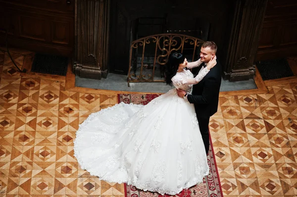 Casamento real casal fundo grande lareira de pedra no palacete — Fotografia de Stock