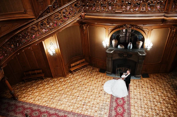 Kraliyet düğünü çift palac adlı büyük taş şömine arka plan — Stok fotoğraf