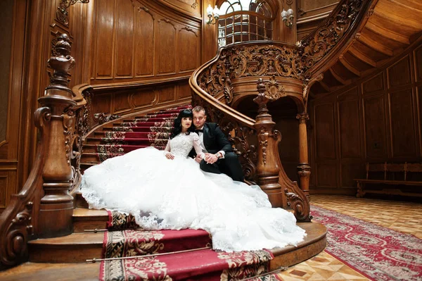 Bájos esküvő pár ül a gazdag fa lépcsők a bolzákon nagy r — Stock Fotó