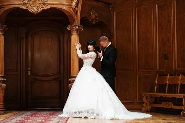 Elegantie bruidspaar in liefde op het Koninklijk Paleis. — Stockfoto