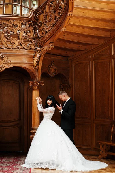 Elegancia boda pareja enamorada en palacio real . —  Fotos de Stock