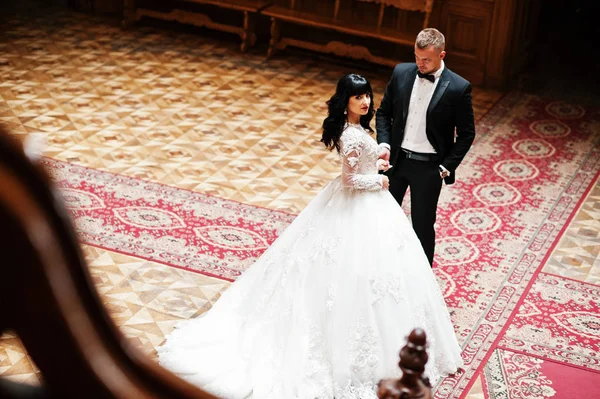 Casal de casamento elegante apaixonado no palácio real . — Fotografia de Stock