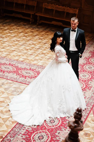 Casal de casamento elegante apaixonado no palácio real . — Fotografia de Stock
