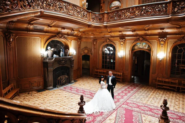 Elegantie bruidspaar in liefde op het Koninklijk Paleis. — Stockfoto