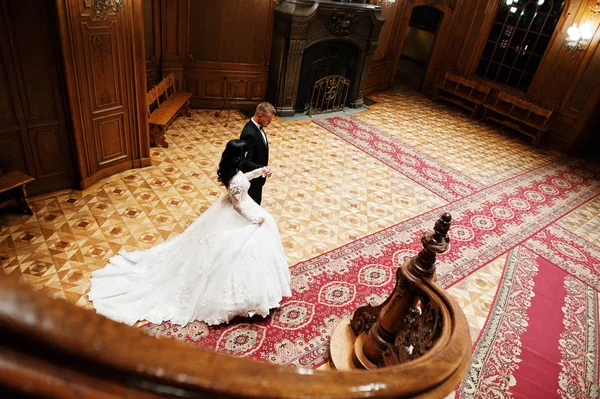 Elegantie bruidspaar in liefde op het Koninklijk Paleis. — Stockfoto