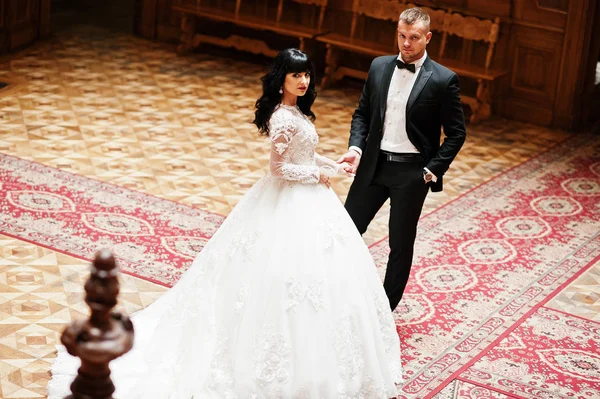 Casal de casamento elegante apaixonado no palácio real . — Fotografia de Stock