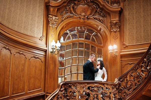 Hochzeitspaar verliebt im Königspalast. — Stockfoto