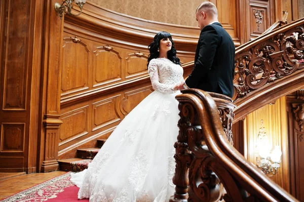 Елегантна весільна пара закохана в королівський палац . — стокове фото