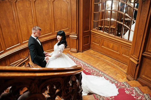 Magnifika bröllop par nygift på rika trä royal palace. — Stockfoto