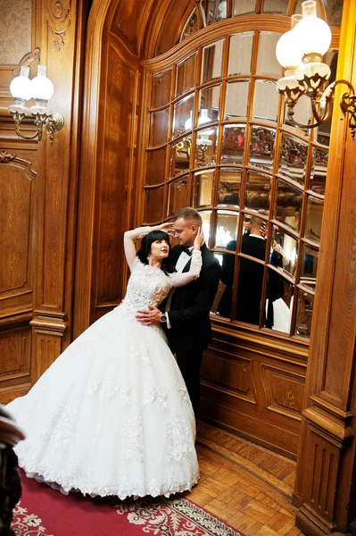 Csodálatos esküvői pár newlywed gazdag fa royal Palace. — Stock Fotó