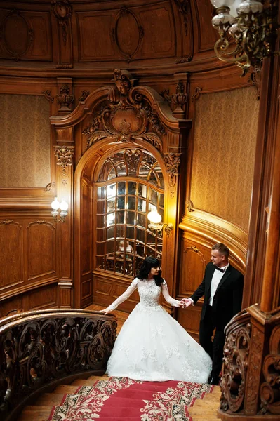 풍부한 나무 왕궁에서 아름 다운 결혼식 쌍 신혼. — 스톡 사진