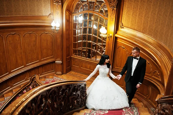 Prachtvolles Hochzeitspaar im hölzernen Königspalast. — Stockfoto