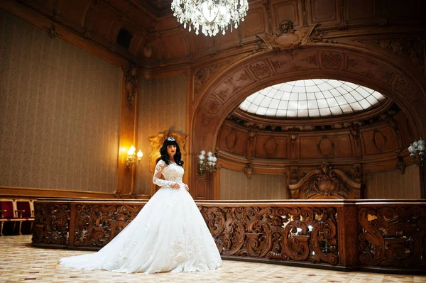 Милая брюнетка невеста позировала на богатом королевском дворце . — стоковое фото
