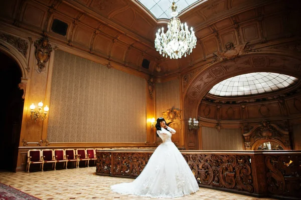 Mariée brune mignonne posée sur un riche palais royal . — Photo