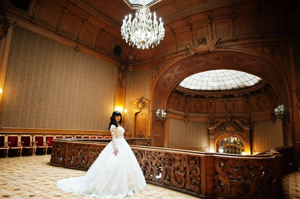 豊富な王宮のポーズかわいいブルネットの花嫁. — ストック写真