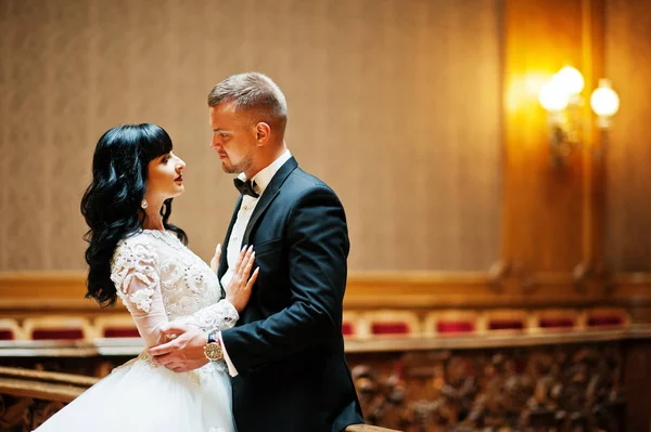 Υπέροχη γαμήλια νεόνυμφο ζευγάρι στο πλούσιο ξύλινο Βασιλικό Παλάτι. — Φωτογραφία Αρχείου