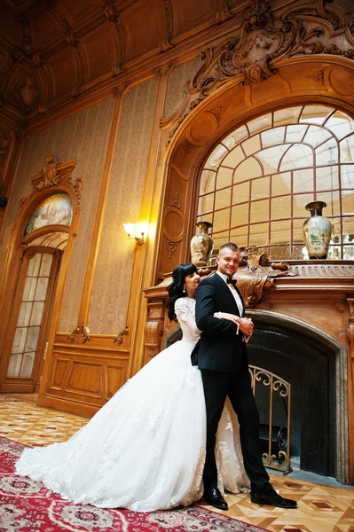 Reale matrimonio coppia sfondo grande camino in pietra al palac — Foto Stock