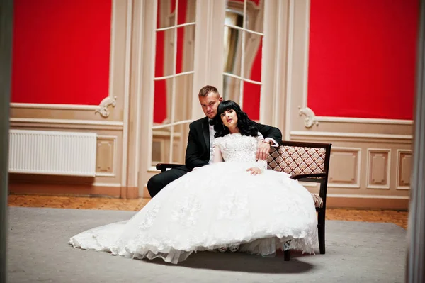 Casal elegante no quarto vermelho no palácio . — Fotografia de Stock