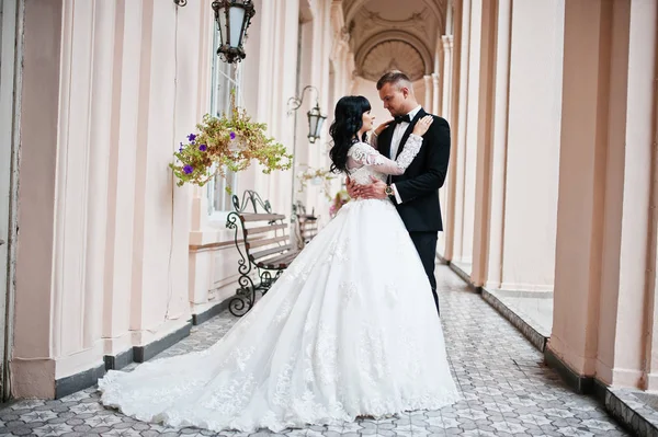 Wedding couple background palace corridor outdoor. — Stock Photo, Image