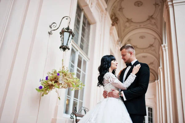 Casamento casal fundo palácio corredor ao ar livre . — Fotografia de Stock
