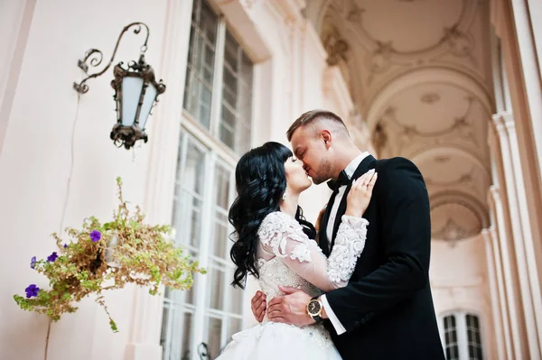 クローズ アップ恋の魅力的な結婚式のカップルのキス. — ストック写真