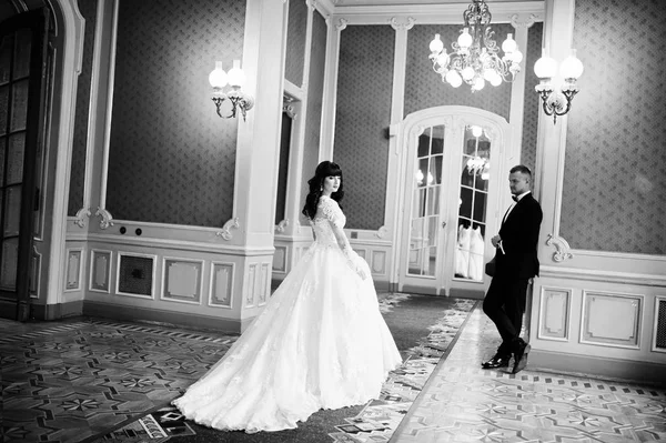 Fairy wedding couple on golden palace at arch. — Stock Photo, Image