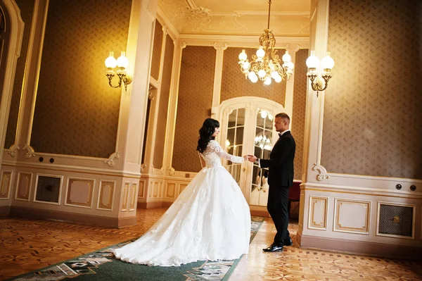 アーチで金色の宮殿に妖精の結婚式のカップル. — ストック写真