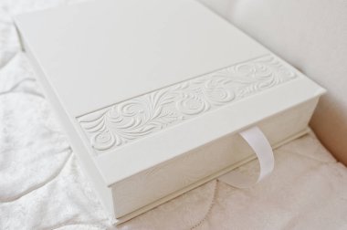 Beyaz klasik fotoğraf albümü veya photobook dekor tasarımı ile