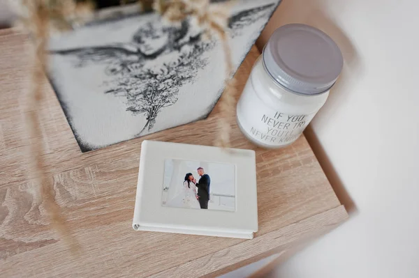Fehér klasszikus fotó flash doboz kerettel, esküvői fotókönyv — Stock Fotó