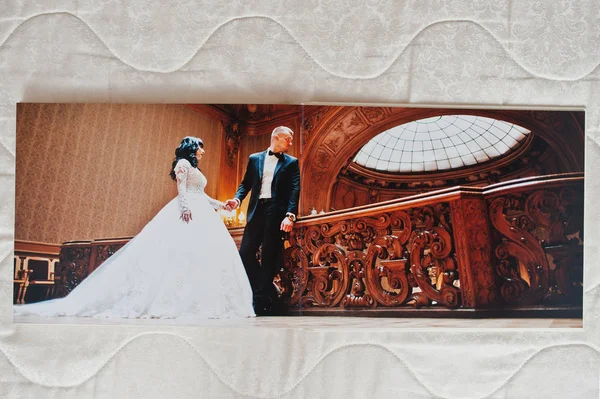 Wedding photo album 30x40. Dual pages of photo book elegance wed — Stock Photo, Image